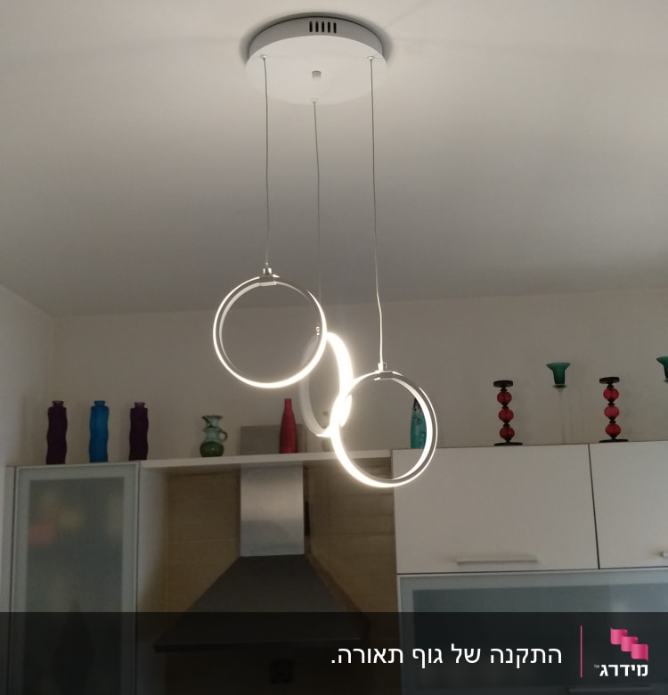 נברשת עגולה תלויה מהתקרה עם תאורה לבנה